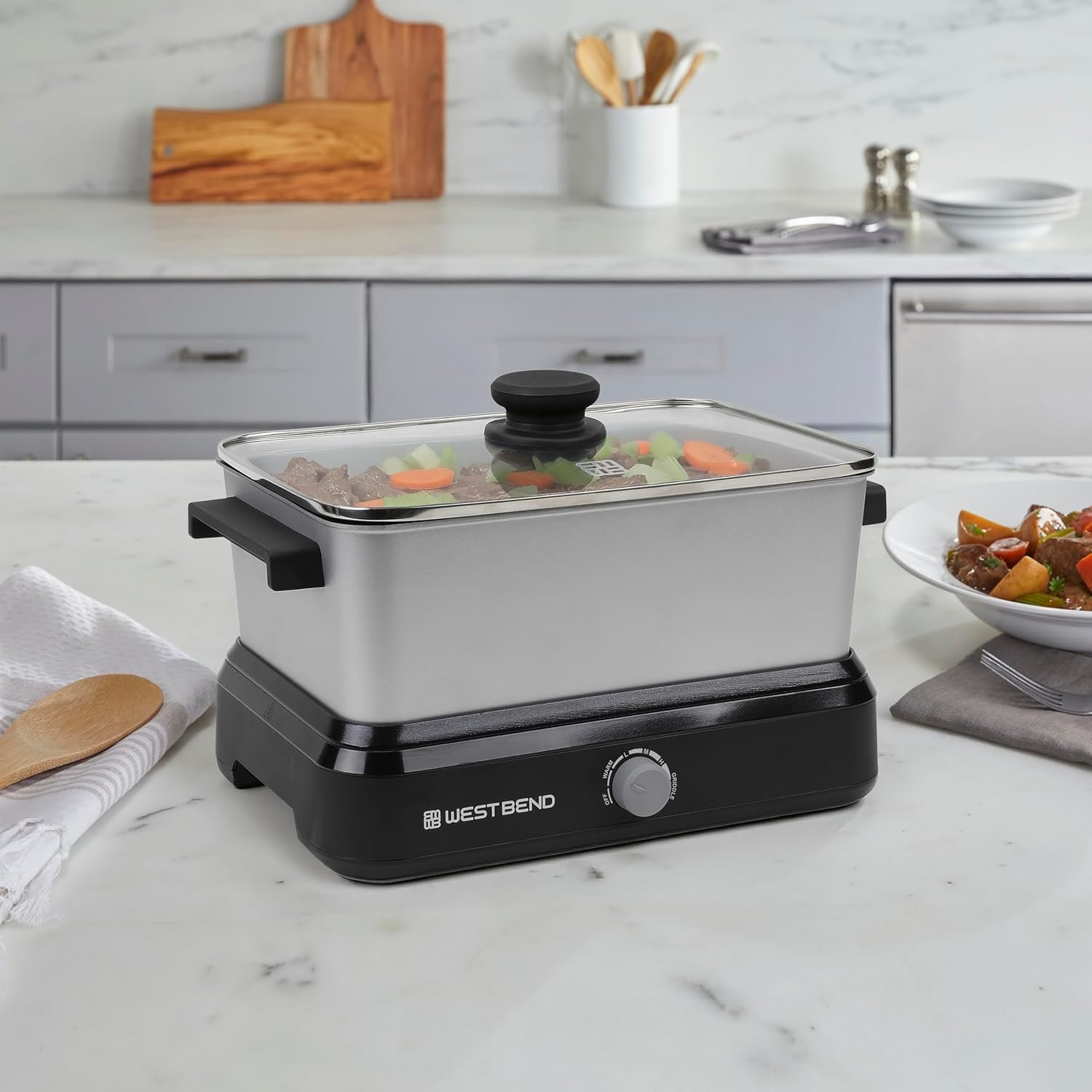 West Bend 87905 Slow Cooker Large Capacity Non-stick Vessel with Variable Temperature Control Includes Travel Lid and Thermal Carrying Case, 5-Quart, Silver